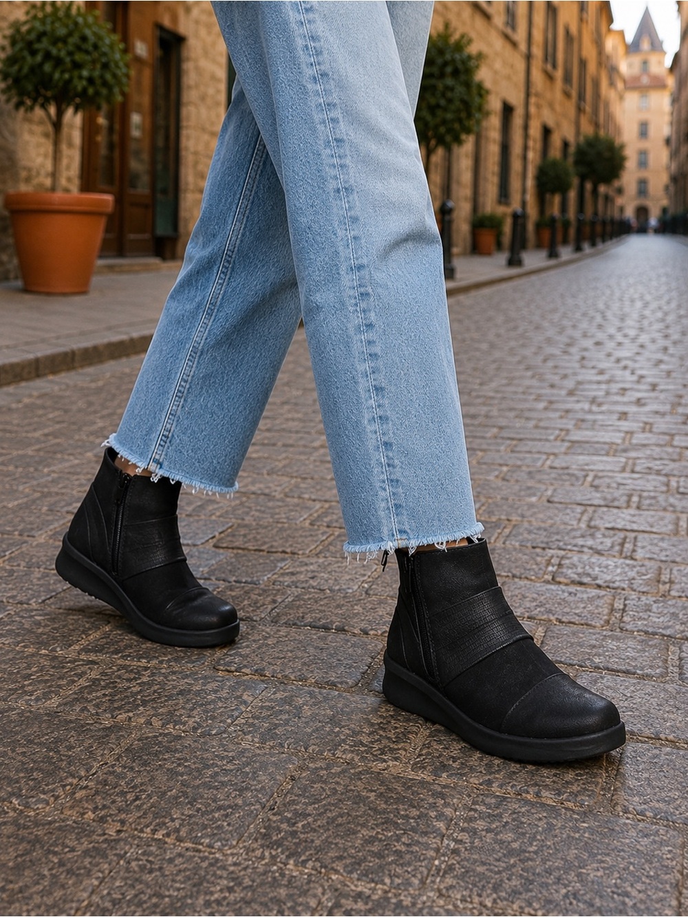 CLARKS CLOUD STEPPERS Women’s Black Vegan Ankle Boots Sz6 Casual Cushion Comfort